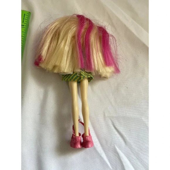 2018 Mattel Peeki Parrot 6” Enchantamals Doll - Picture 4 of 6